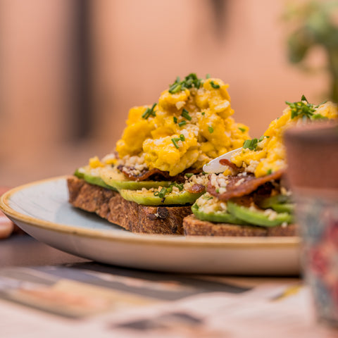 Avocado Toast doppio Uovo Biologico Strapazzato, Bacon, Erba Cipollina