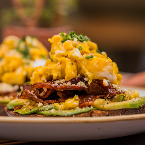 Avocado Toast doppio Uovo Biologico Strapazzato, Bacon, Erba Cipollina