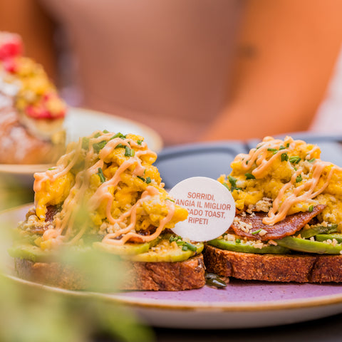 Avocado Toast doppio Uovo Biologico Strapazzato, Bacon, Erba Cipollina