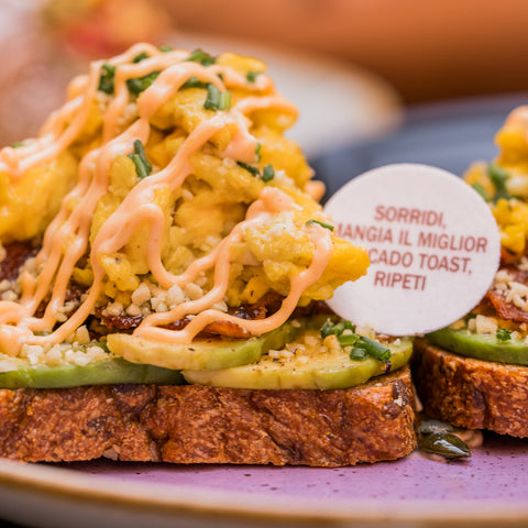 Avocado Toast doppio Uovo Biologico Strapazzato, Bacon, Erba Cipollina