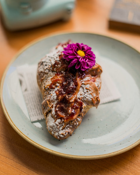 Croissant Multicereali con Burro di Arachidi e Marmellata ai Frutti di Bosco