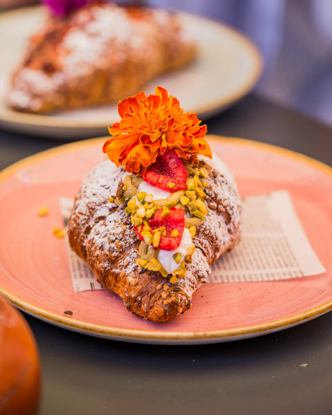 Croissant Multicereali con Yogurt Greco, Crema al Pistacchio, Granella di Pistacchio e Lamponi