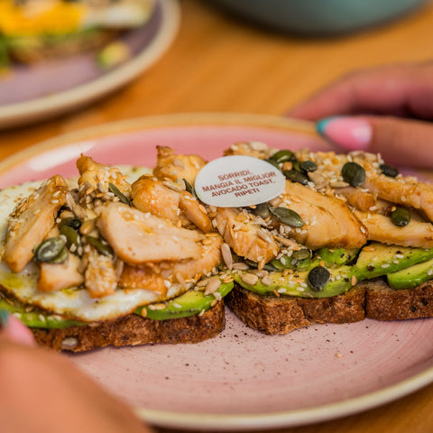 Avocado Toast Uovo e Pollo