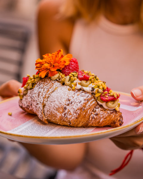 Croissant Multicereali con Yogurt Greco, Crema al Pistacchio, Granella di Pistacchio e Lamponi