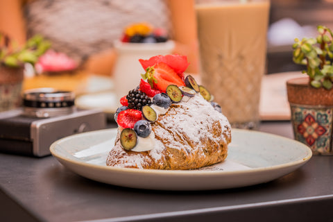 Croissant Multicereali con Yogurt Greco e Frutti di Bosco