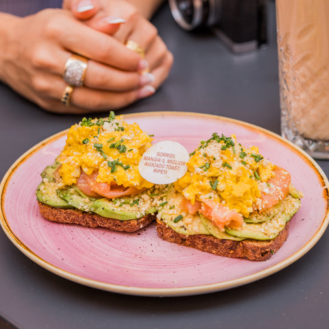 Avocado Toast doppio Uovo Strapazzato, Salmone, Erba Cipollina