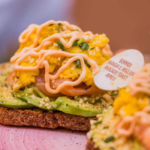 Avocado Toast doppio Uovo Strapazzato, Salmone, Erba Cipollina