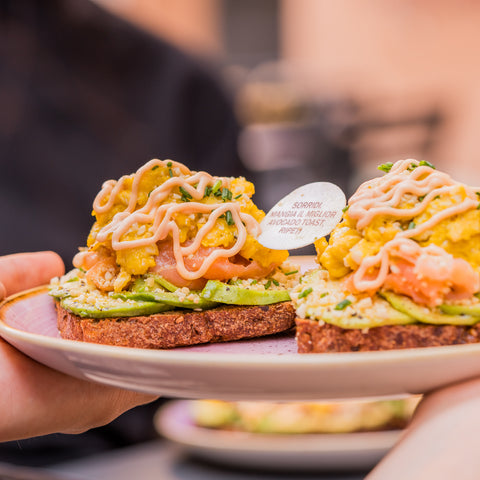 Avocado Toast doppio Uovo Strapazzato, Salmone, Erba Cipollina