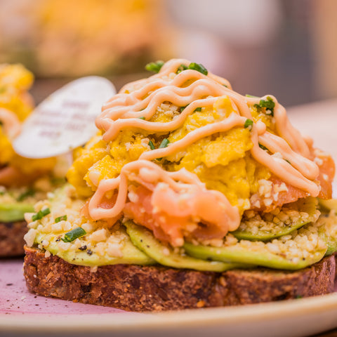 Avocado Toast doppio Uovo Strapazzato, Salmone, Erba Cipollina