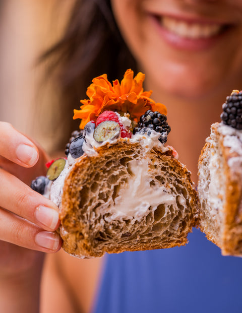 Croissant Multicereali con Yogurt Greco e Frutti di Bosco